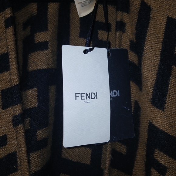 Fendi Tan and Black Logo Poncho - Picture 5 of 7